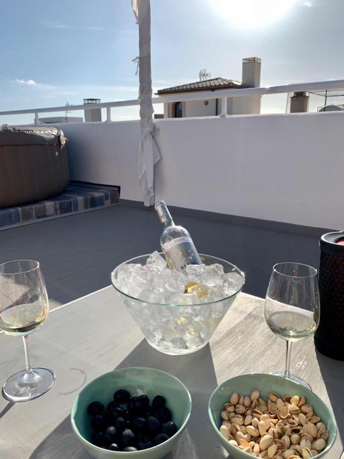 Sonne & Meerblick Aus 40 Grad Heissem Whirlpool Geniessen - Zentral Am Hafen Und Dennoch Ruhig Cala Ratjada  Exterior photo
